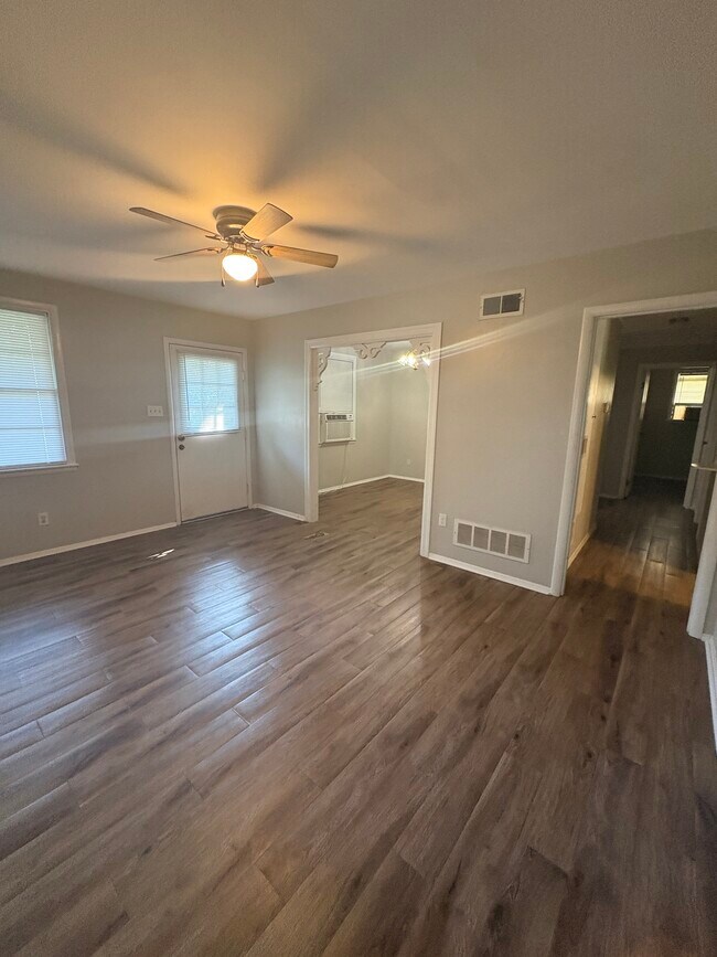 Building Photo - 227 E Vandiver Blvd