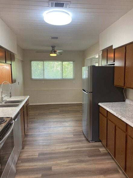 Building Photo - 1635 River Oaks Dr