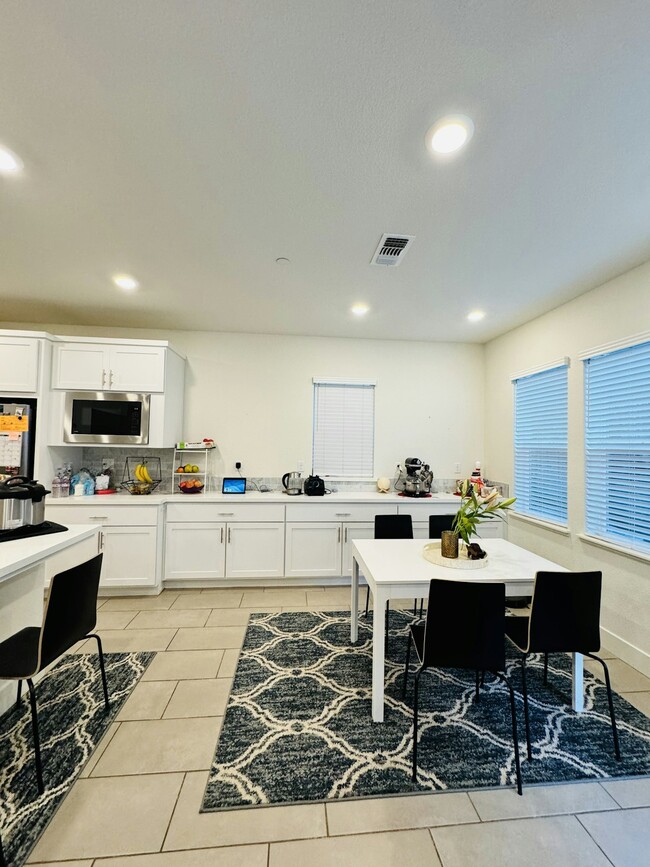 Building Photo - 1715 Tierra Ct