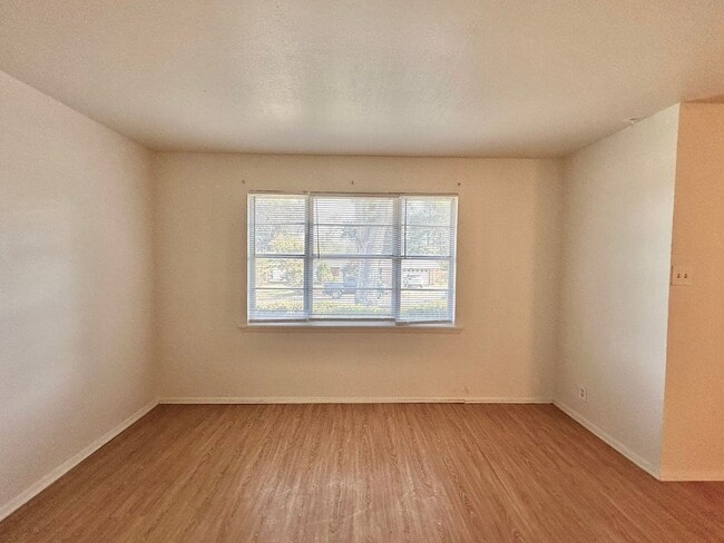 Building Photo - Discover this 3/2 home located in Mid-town...