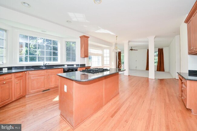 Building Photo - 855 Charwhit Ct