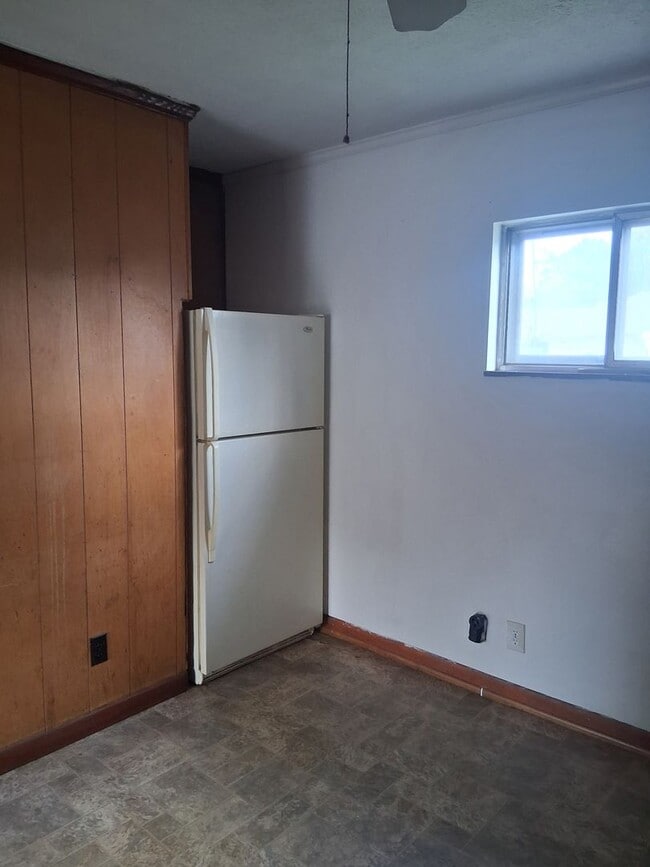 Building Photo - Maryville 2 bedroom 1 bath apartment, wate...