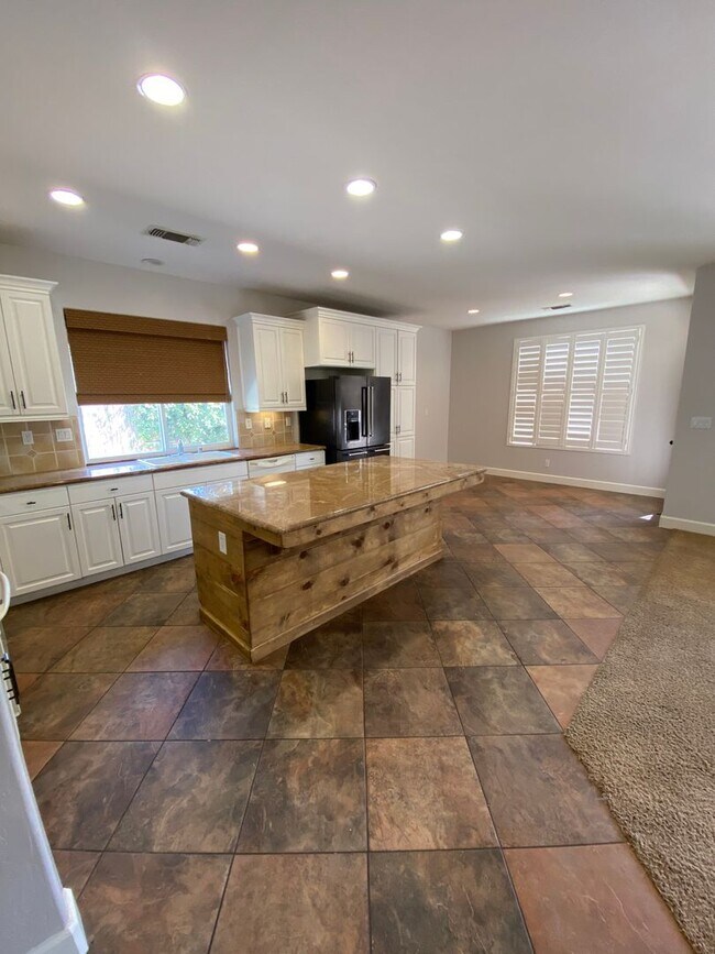 Building Photo - NW Visalia Home Rent Ready! !