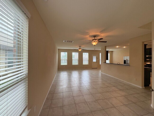Building Photo - 4B2.5B Warm & Spacious Home in Remington R...