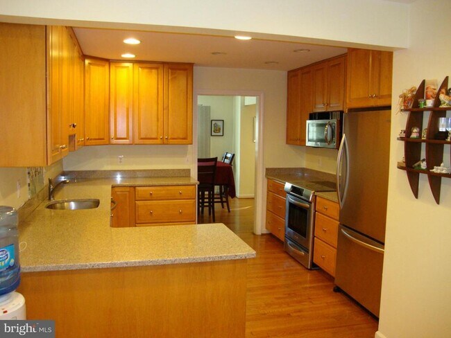 Building Photo - 5916 Dorchester Way