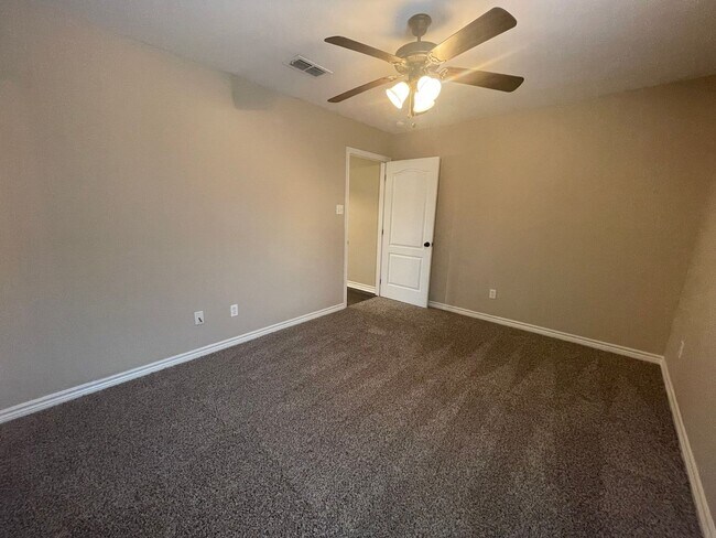 Building Photo - ~INVITING 3/2.5 Townhome Includes Granite in Kitchen & All Kitchen Appliances ((Brand New Vinyl F...