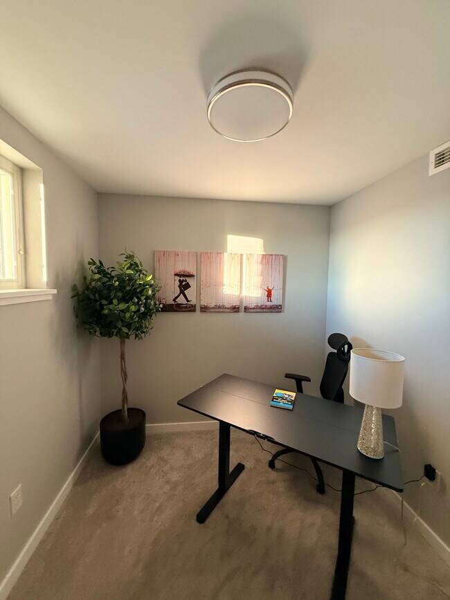 Building Photo - 228 S Cottonwood Rd