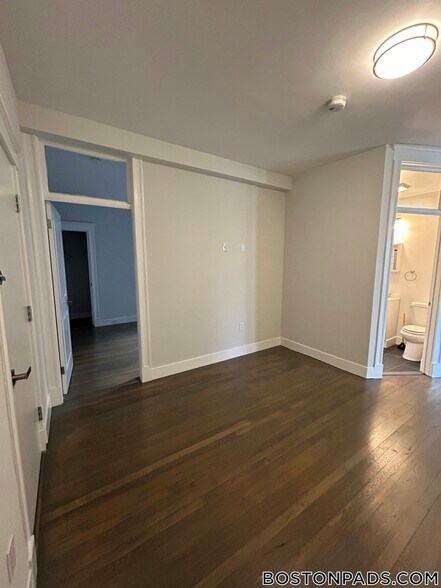 Building Photo - 77 Park Dr