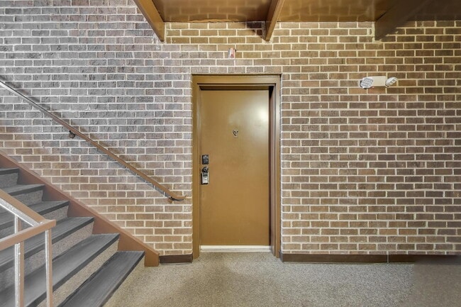 Building Photo - Spacious Updated Condo Available for Immediate Move-In