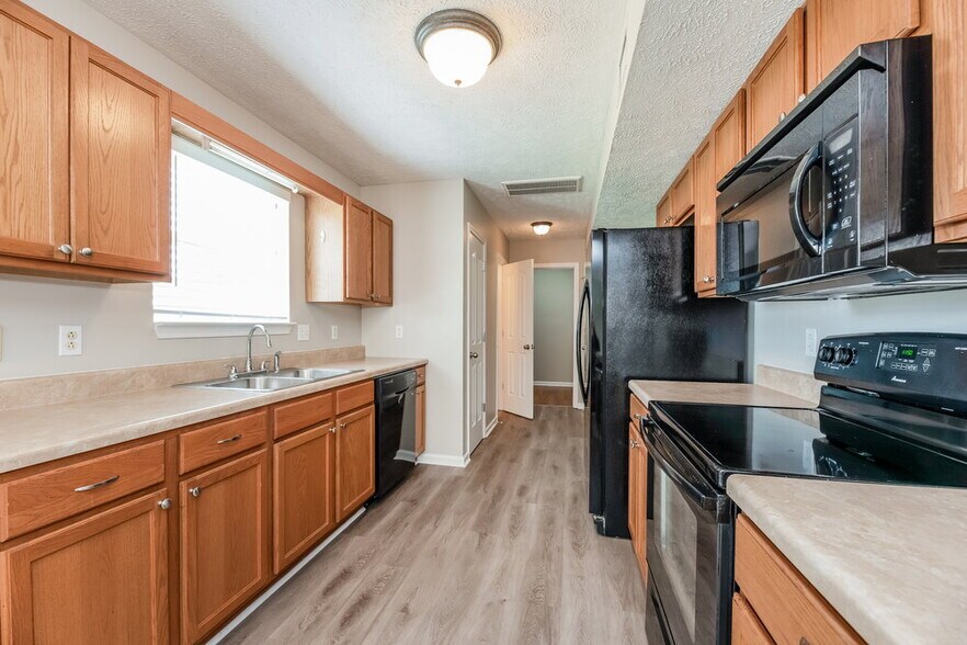 Building Photo - 1611 St Andrews Dr