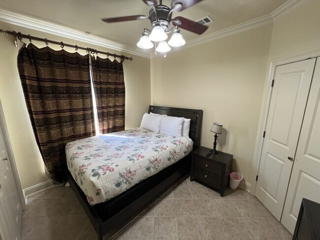 Building Photo - Beautifully Furnished 4-Bedroom Home in Za...
