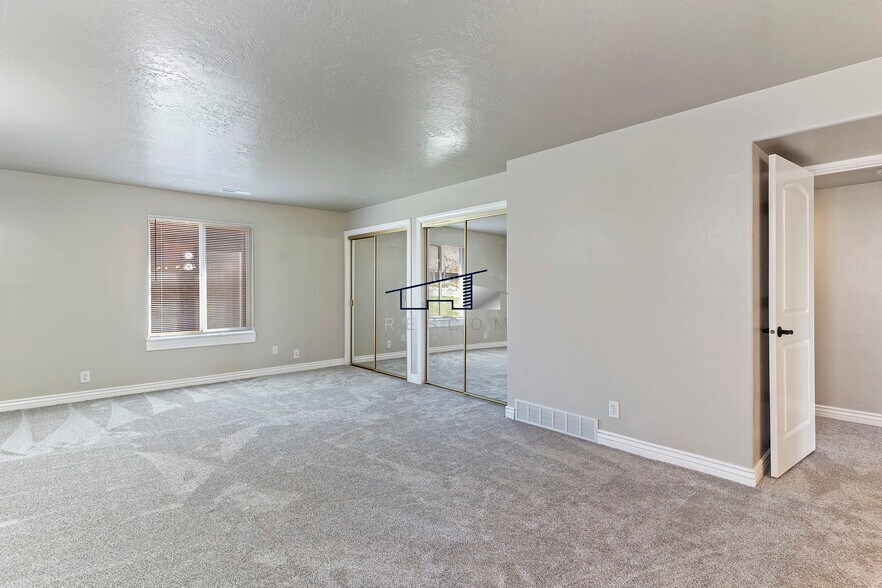 Building Photo - 26 White Barn Dr