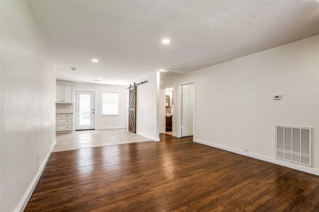 Building Photo - 235 Live Oak St