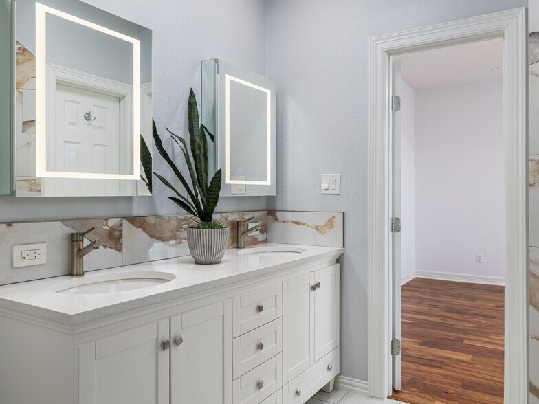 Building Photo - 9805 Big View Dr