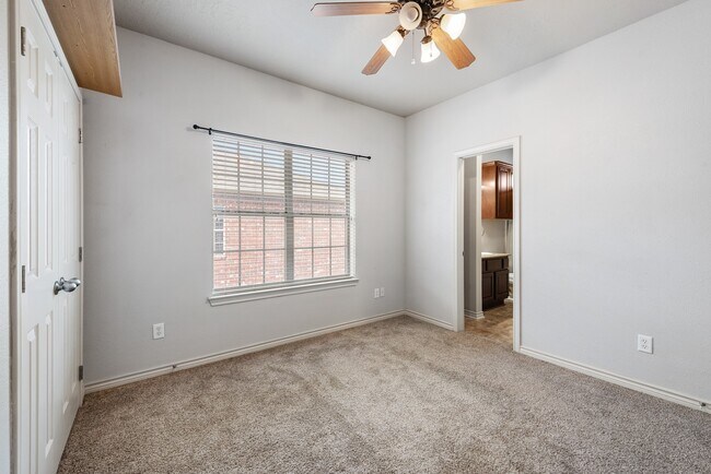 Building Photo - 400 Forest Dr Loop