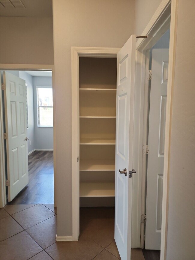 Building Photo - "Charming Anthem Retreat: 3-Bed, 2-Bath Ge...