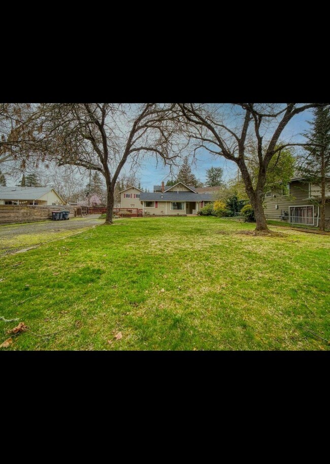 Building Photo - 1428 Crown Ave