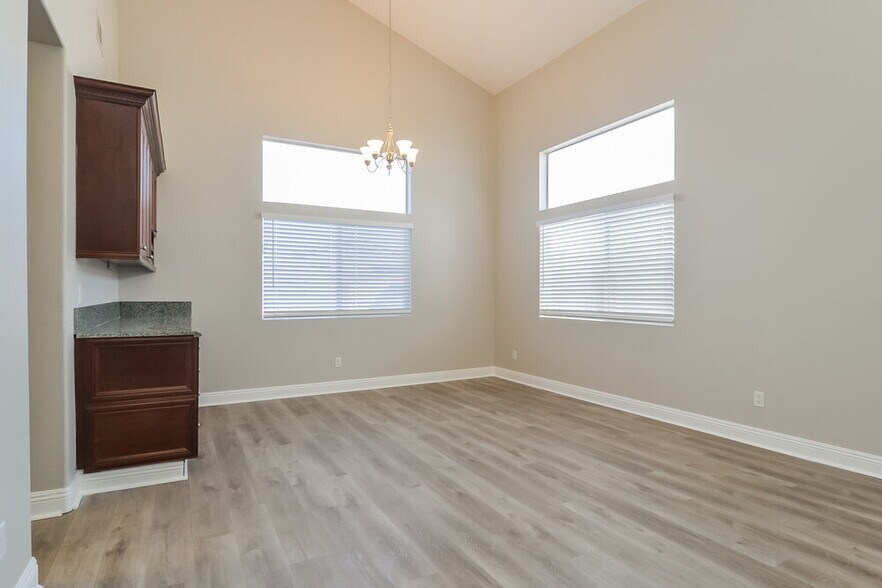 Building Photo - 740 Cam La Paz