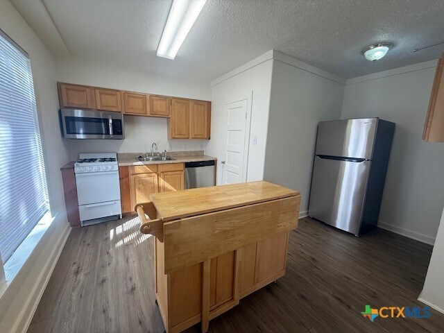 Building Photo - 527 W San Antonio St