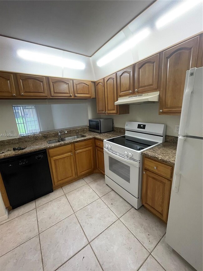 Building Photo - 6796 Palmetto Cir S