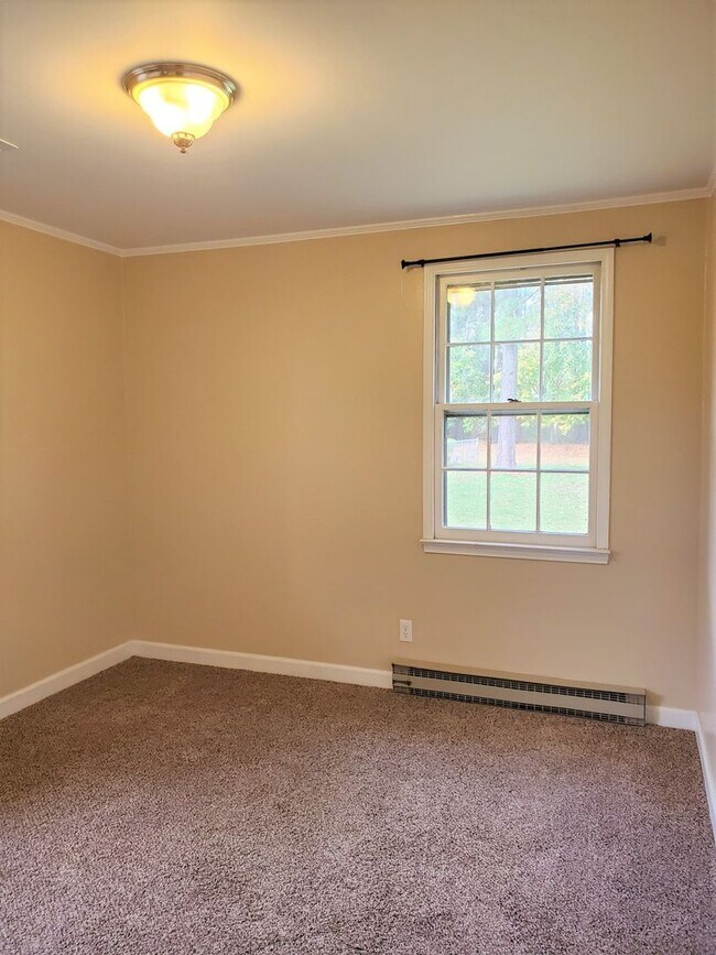 Building Photo - Charming Home With Great Yard