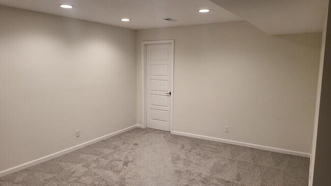 Building Photo - Newly constructed Maintenance provided 3 bed 2.5 bath