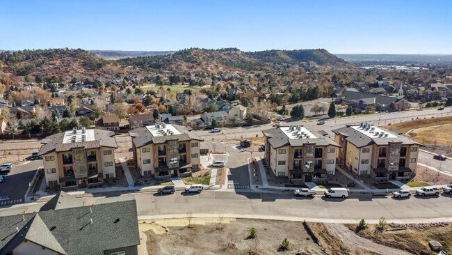 Building Photo - 1 bed, 1 bath Top Floor near Garden of the Gods