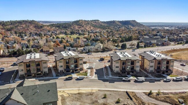 Building Photo - LUXURY 2 Bed, 2 Bath NEAR Garden of the Gods