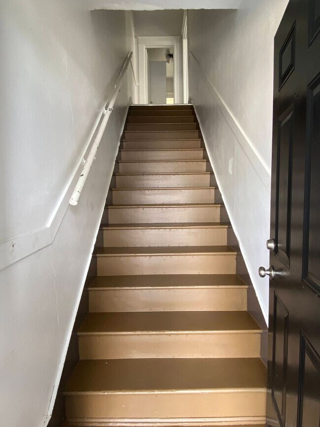 Building Photo - Two Bed, One Bath Apartment Located Downtown