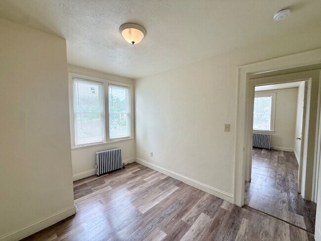 Building Photo - 452-454 Thompson Ave