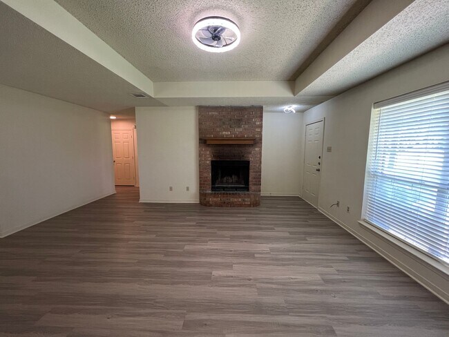 Building Photo - Duplex *LEASING SPECIAL AVAILABLE*