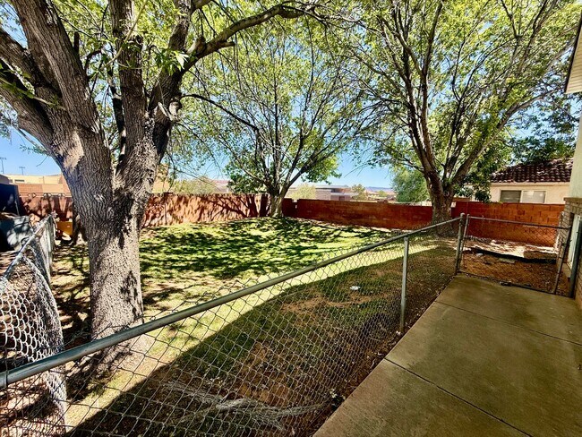 Building Photo - Cute 3-BR Townhome Near Costco