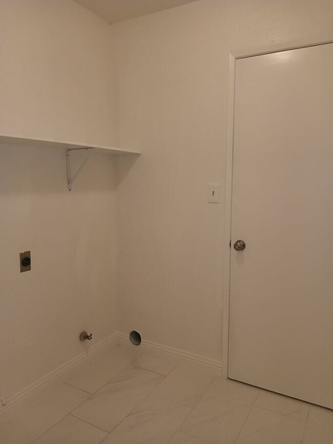 Building Photo - Stylish and Pet-Friendly 3-Bedroom Home in...