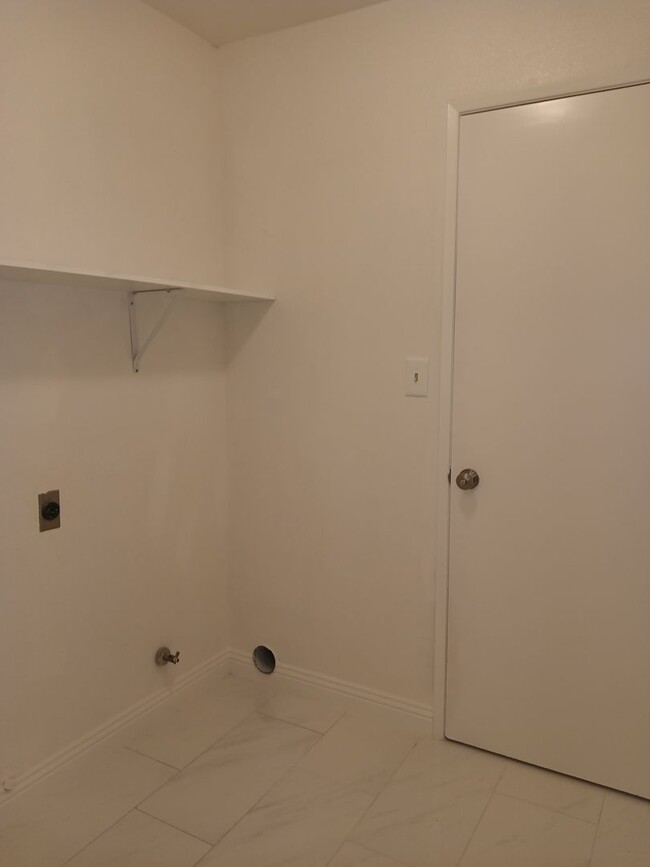 Building Photo - Stylish, Secure, and Pet-Friendly 3-Bedroo...