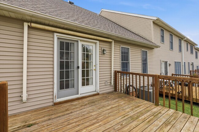Building Photo - 472 Hillside Dr