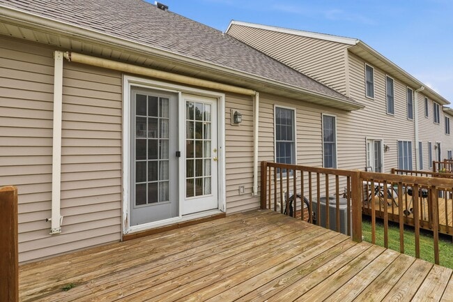 Building Photo - Beautiful 3 BR End Unit Townhouse in Summit Hills!