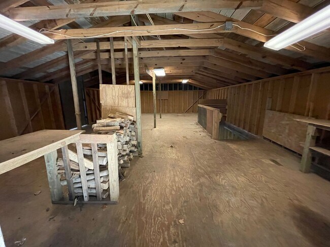 Building Photo - Glenview Hills HUGE 3 Bedroom 2.5 Bath Hom...