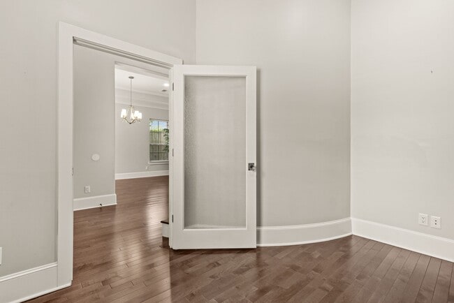Building Photo - 8550 Ridgepoint Dr