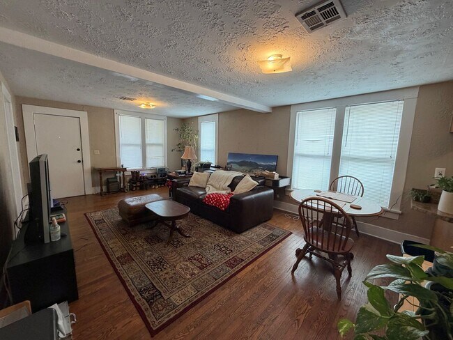 Building Photo - 3bed/1bath Home Available Just Steps Away From Norman's Campus Corner!!