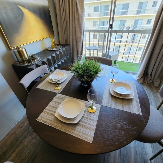 Building Photo - Elegant Fully Furnished  1bed+Den/2bath wi...