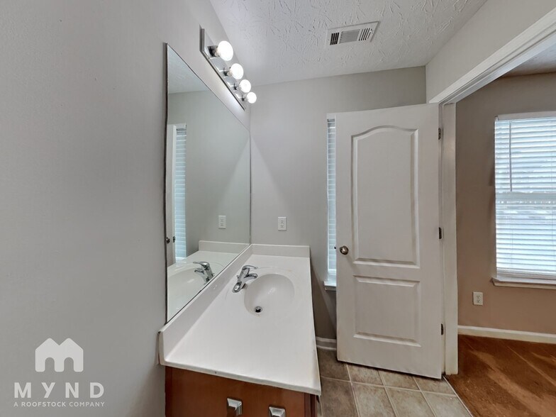 Building Photo - 6204 Ellenwood Dr