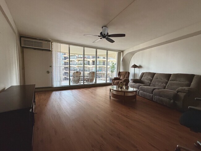 Building Photo - 300 N State St