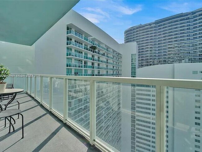 Building Photo - 1900 N Bayshore Dr