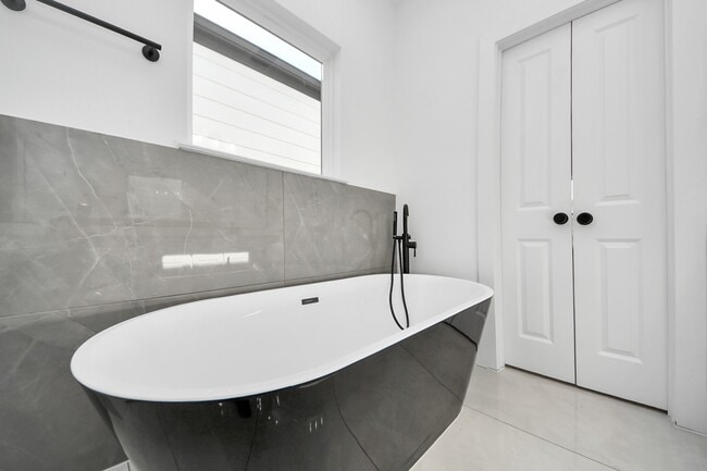 Building Photo - 4806 Cochran St