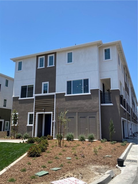 Building Photo - 1470 Skyline Ln