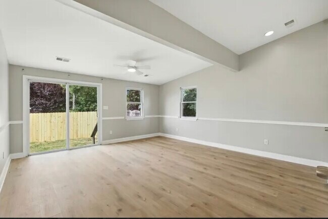 Building Photo - Rolling Rd