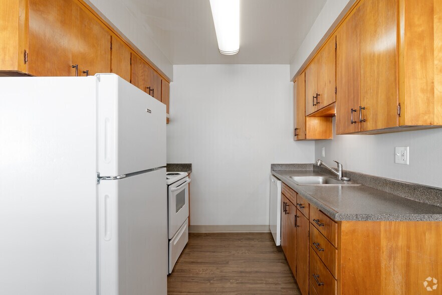 2BR, 1BA - 775SF - Kitchen - Parkview