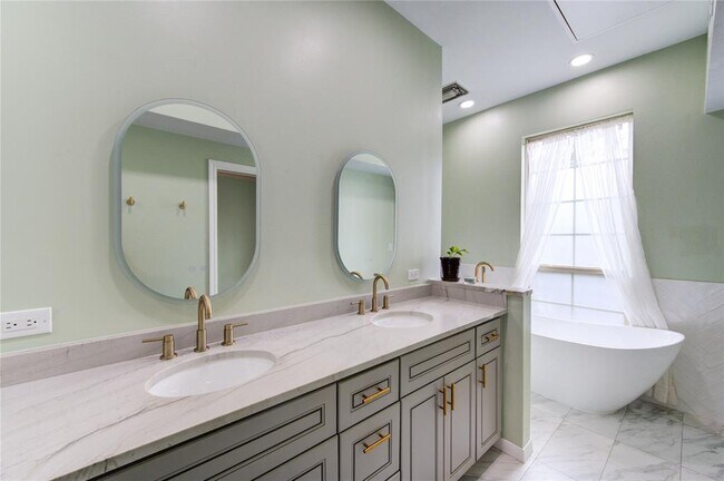 Building Photo - 7530 Del Monte Dr