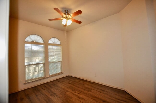 Building Photo - FOR LEASE! (Available October 20th) Spacio...