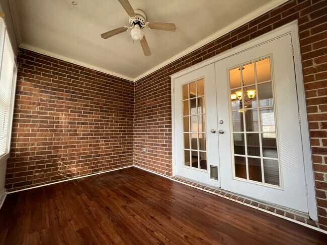 Building Photo - 31 Somerset Townhouse